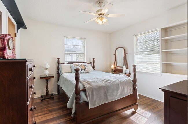 Building Photo - Charming Oak-Shaded Retreat in Woodway’s Coveted Bird Streets with Versatile Living Spaces & Work...