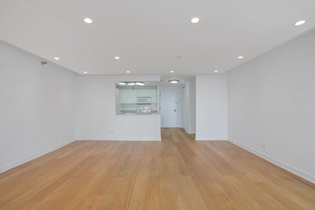 Building Photo - 10 E Ontario St