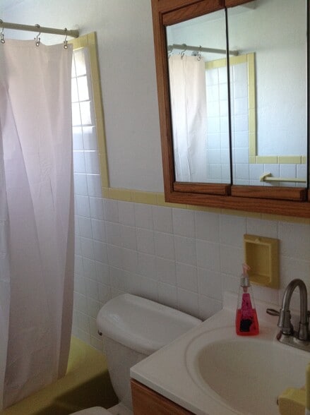 Building Photo - 563 Hickory Dr