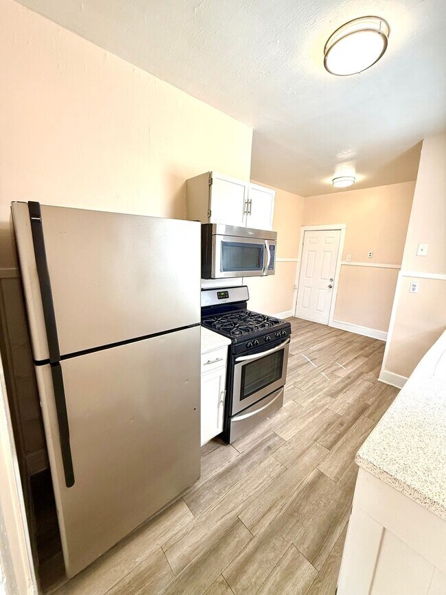Building Photo - *COMING SOON* Charming 1-Bedroom Duplex With Laminate Flooring Throughout + Fenced Backyard