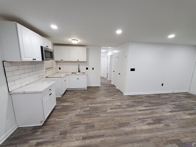 Building Photo - 7650 Gov Derbigny Dr