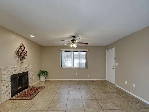 Building Photo - 533 W Guadalupe Rd