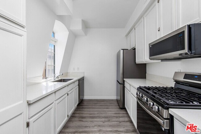 Building Photo - 9800 Vidor Dr