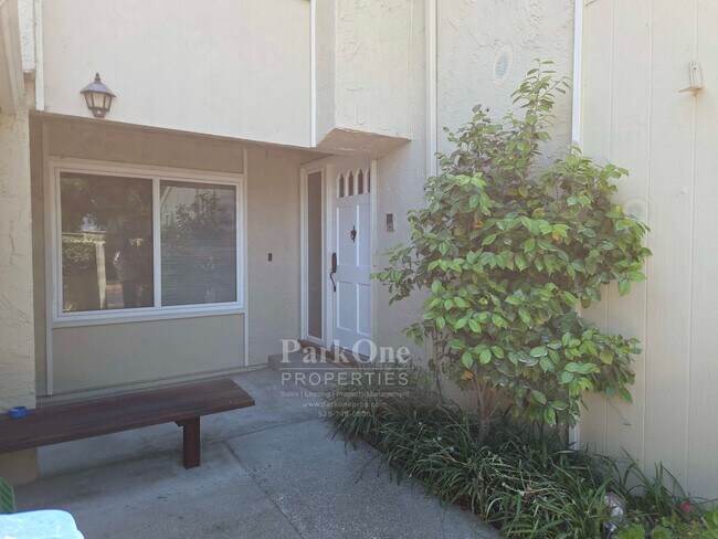 Building Photo - Spacious and Updated Heather Farms Townhome for Lease