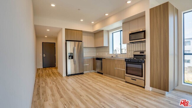 Building Photo - 1540 S Hayworth Ave