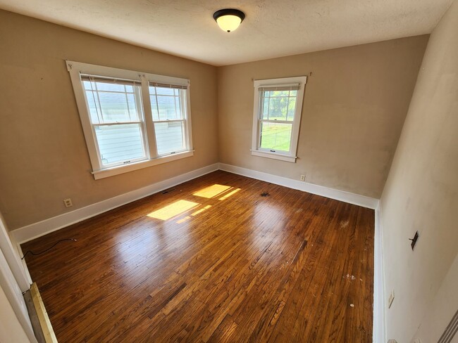 Building Photo - !! Spacious 2-Bedroom, 1-Bathroom Home AVA...
