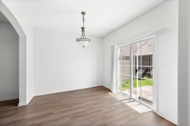 Building Photo - Stunning 3BR/2.5BA Updated Townhome in Pri...