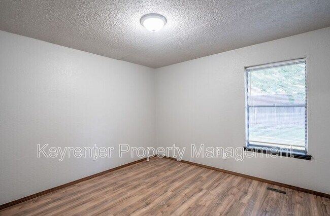 Building Photo - 1100 W Queens St