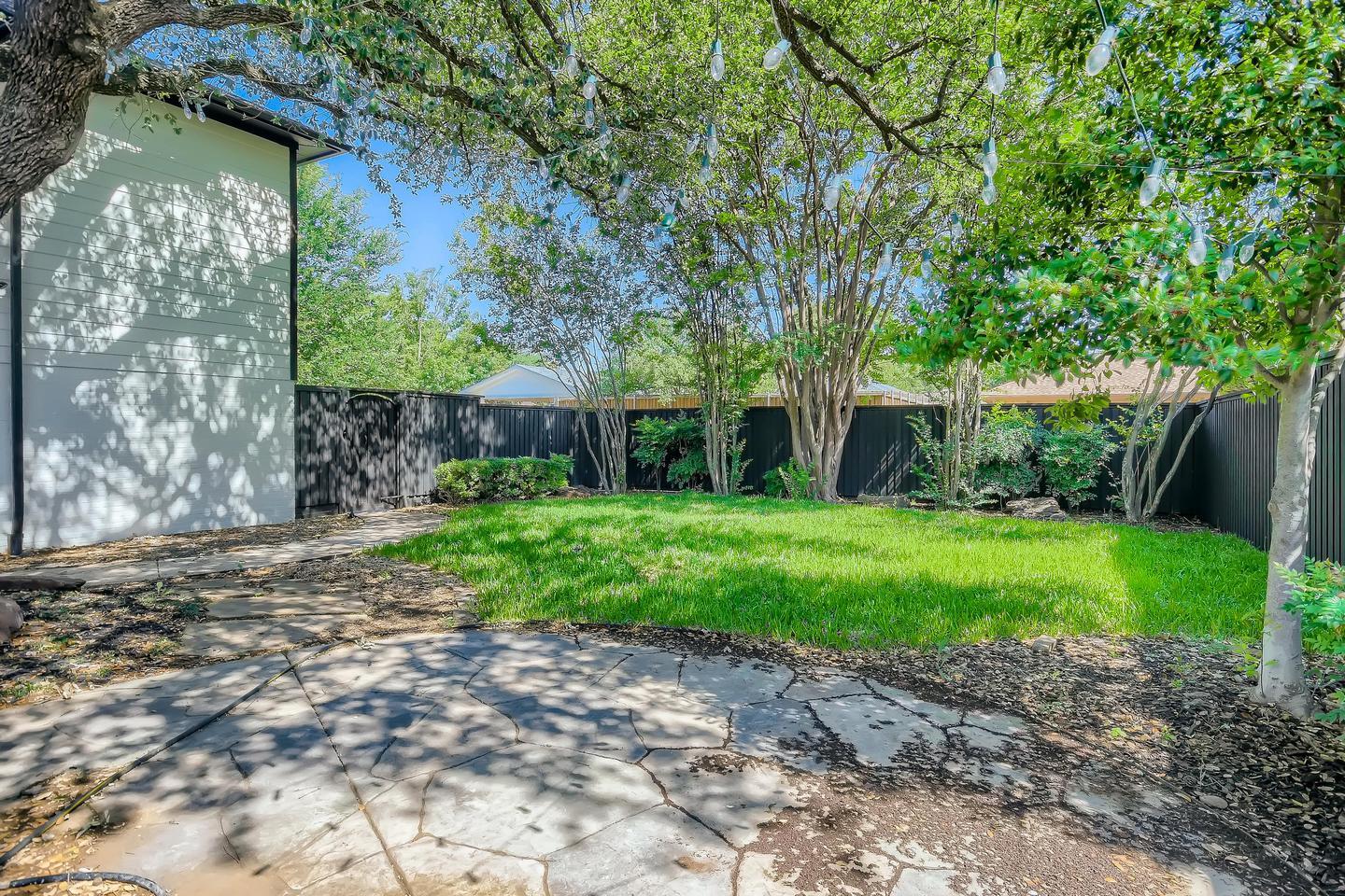 Building Photo - Charming Prestonwood home with peaceful backyard oasis