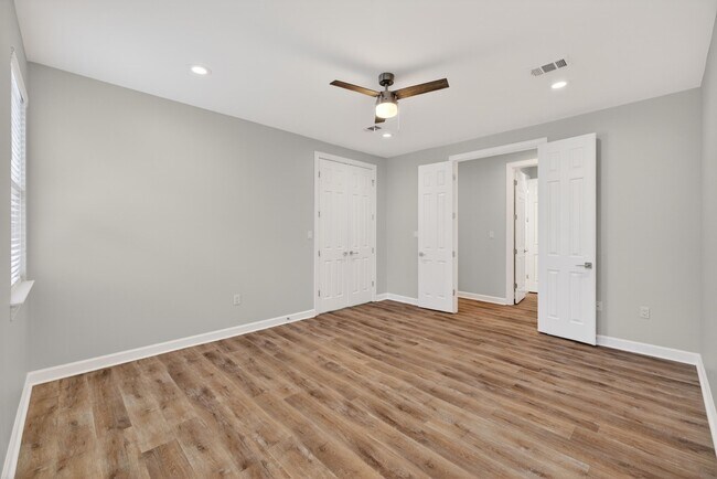 Building Photo - 2019 Pine Island Cir