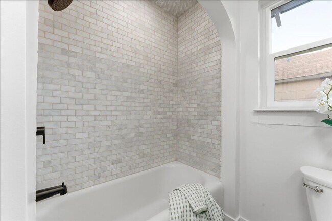 Building Photo - 315 Crampton St