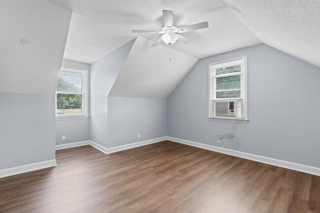 Building Photo - Newly renovated three bedroom home for ren...
