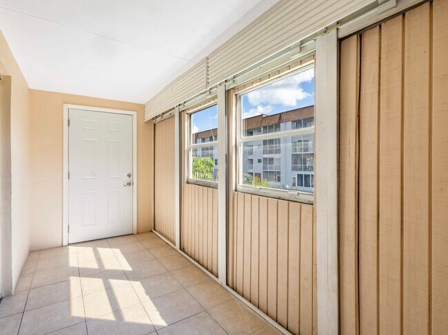 Building Photo - 2878 Donnelly Dr