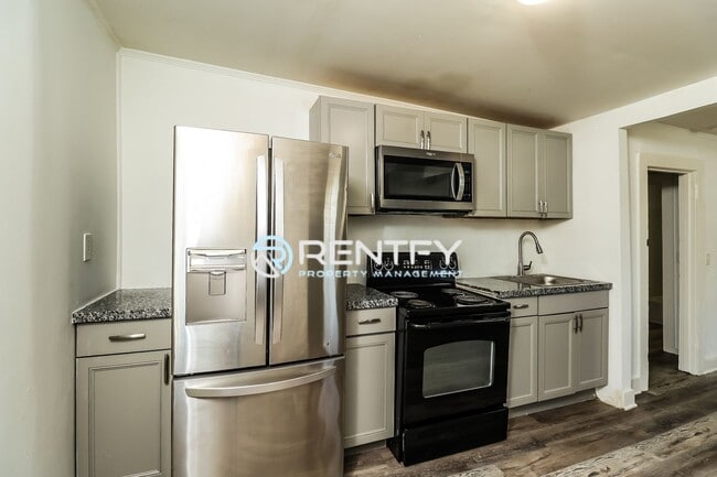Building Photo - 303 E Ingle St