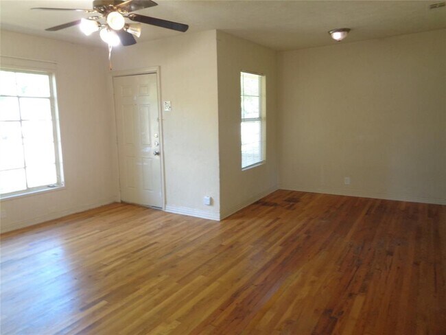 Building Photo - 11216 Barbarosa Dr