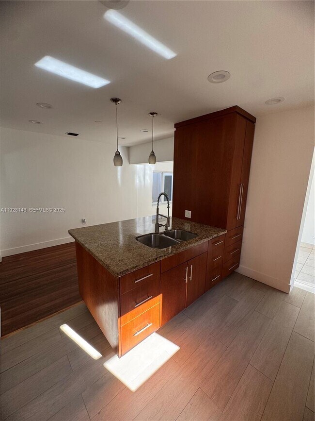 Building Photo - 3021 SW 2nd Ave