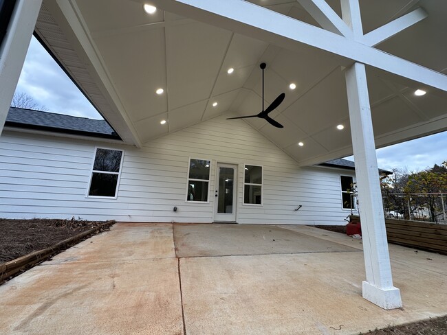 Building Photo - 306 Cattlemans Cir