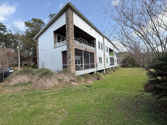 Building Photo - Modern Lake Front Condo Near HCA & TMH