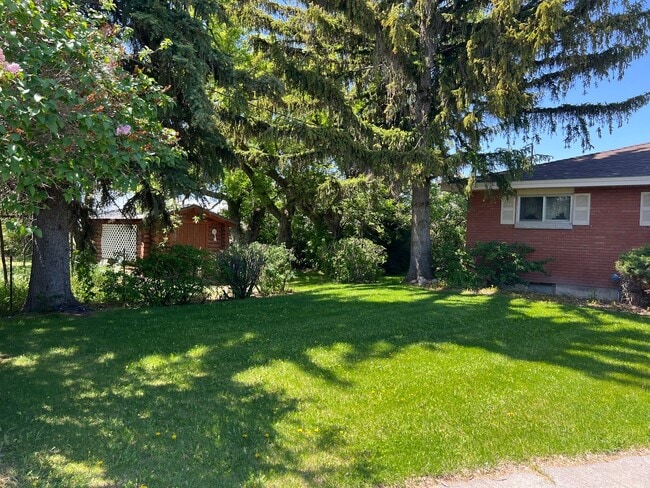 Building Photo - Charming 4-Bed, 1.5-Bath Home on the Outsk...