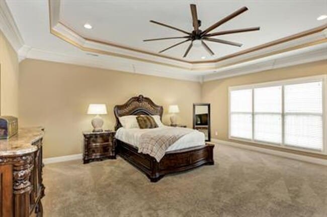Building Photo - Welcome Home to Lake Forest!