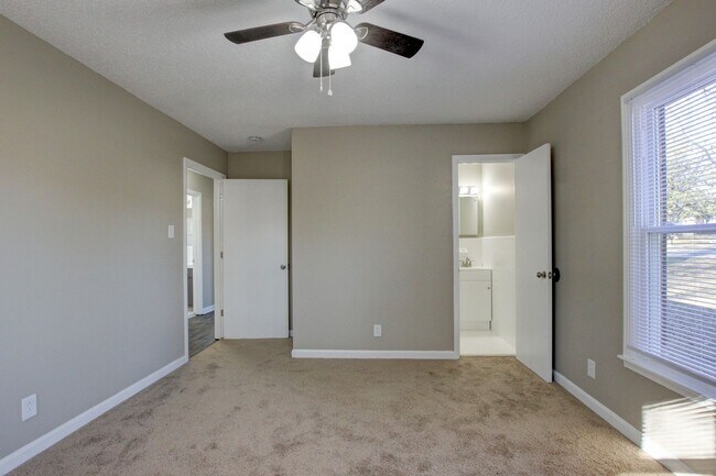 Building Photo - Three Bedroom Home Close to Ft. Campbell