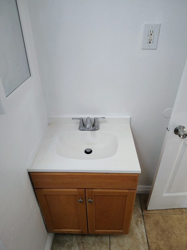 Building Photo - Cozy 1 Bedroom 1 Bathroom Unit in Oildale Now Available!