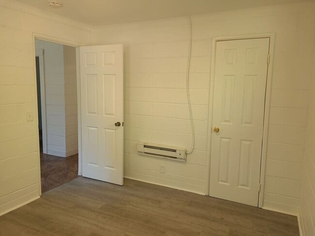 Building Photo - 2 Bedroom 1 Bathroom Apartment in Red Bank! Vouchers Accepted!