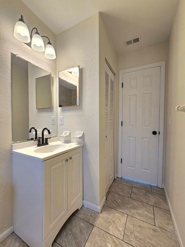 Building Photo - 1738 E Fern Rd