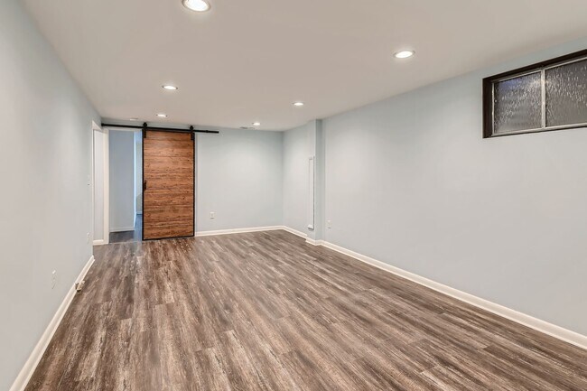 Building Photo - Sun Filled 4B/2.5B in Table Mesa - Availab...