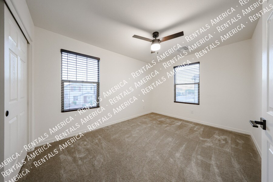 Building Photo - 4215 S 58th Ln