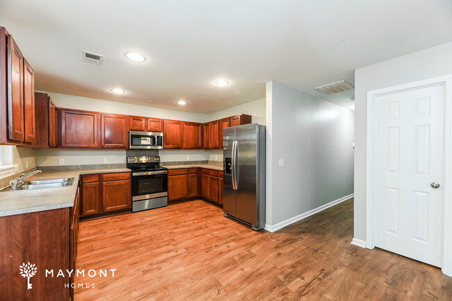 Building Photo - Stunning 5 Bedroom with Screened Back Porch!