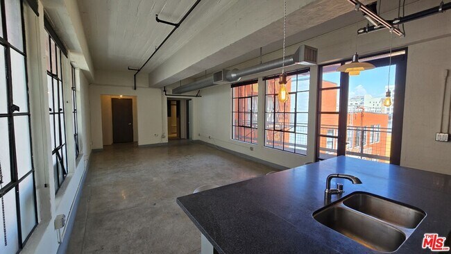 Building Photo - 746 S Los Angeles St