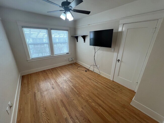 Building Photo - Fabulous 4 Bed 2 Bath One Story Craftsman ...