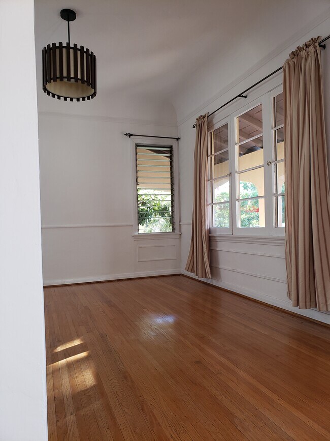 Dining room with 2 exposures - 466 S Wetherly Dr