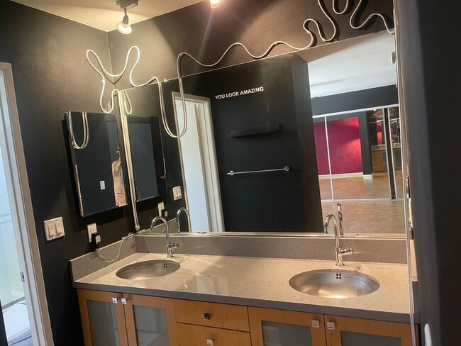 Building Photo - Hollywood Luxury 2 Bed Condo!