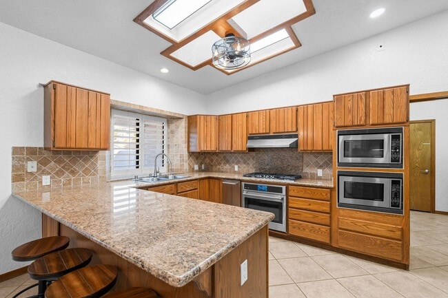 Building Photo - 4 Bedroom Pool Home on the Golf Course