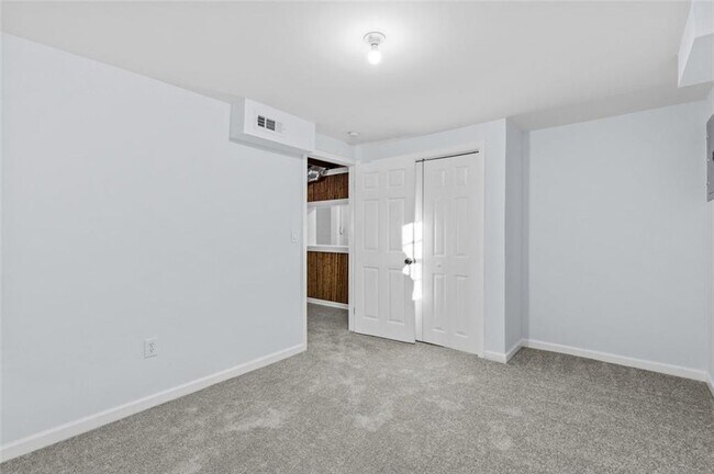 Building Photo - 2241 Glendale Dr