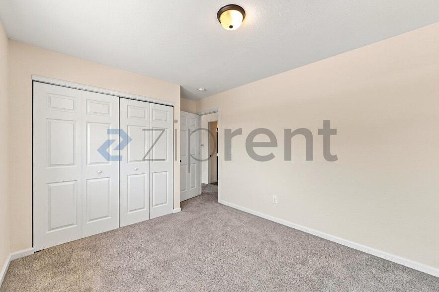Building Photo - Unit