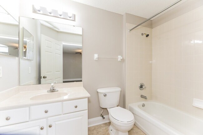 Building Photo - 878 S Lilac Loop