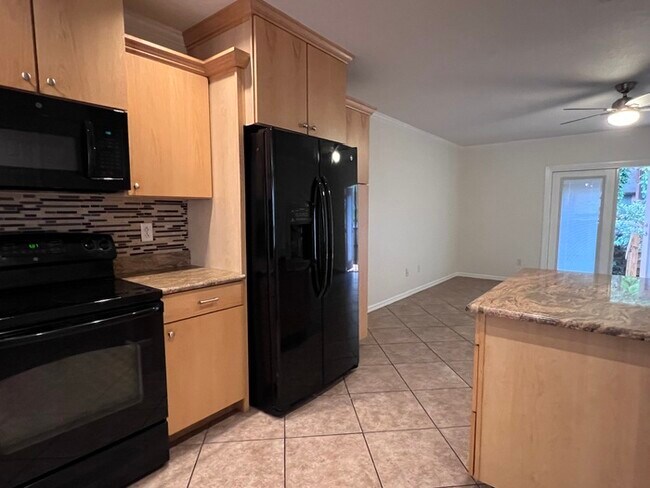 Building Photo - Beautifully updated 2 bedroom 2 1/2 baths ...