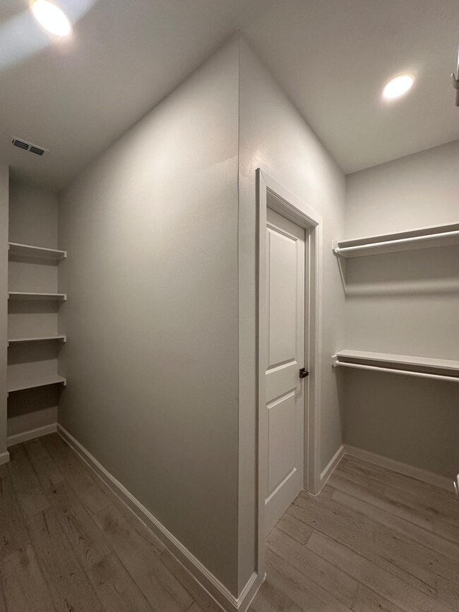 Building Photo - 1001 Julia St