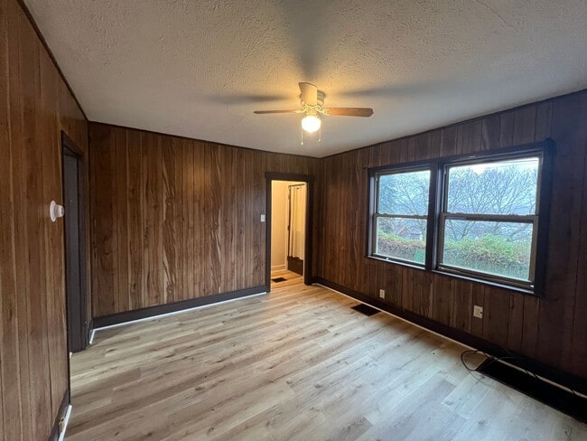 Building Photo - Updated 2.5 Bedroom/ 1 Bath in Troy Hill