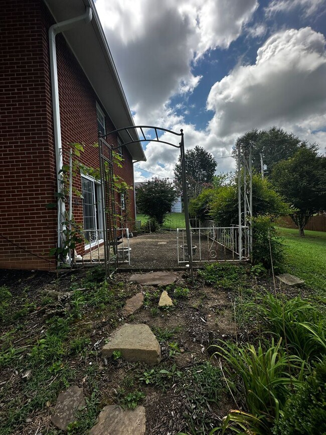 Building Photo - Partially furnished 3 bed/ 1.5 bath - Morristown, TN