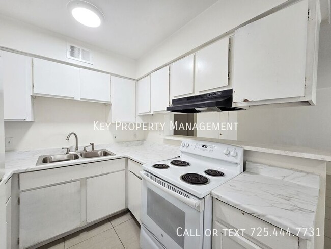 Building Photo - REMODELED UPSTAIRS 2 BED, 1 BATH UNIT * OP...