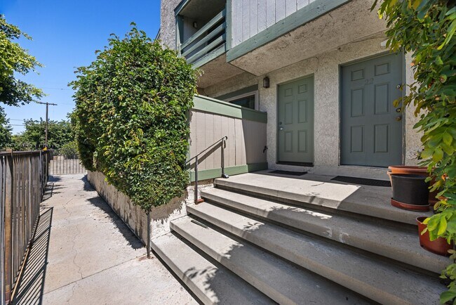 Building Photo - Bright, spacious Van Nuys 3-level townhome