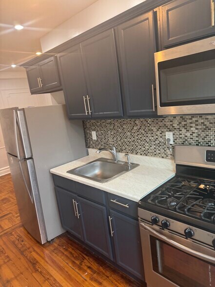 Building Photo - 821 Troy Ave