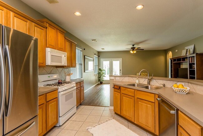 Building Photo - 15230 Ledgewood Park Dr