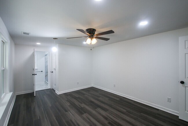 Building Photo - Spacious 4 Bedroom, 2.5 Bath Home in Savan...