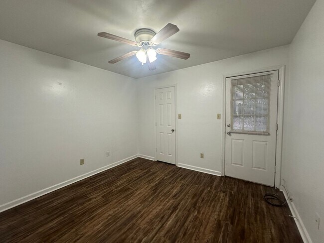 Building Photo - Richview Park Cir unit avail NOW!!!
