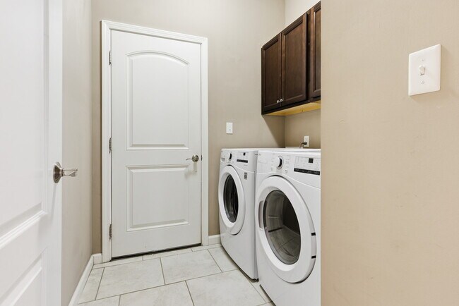 Building Photo - 3410 Monument Dr